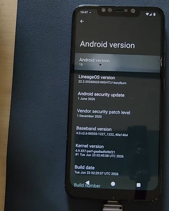 Android version screen showing LineageOS version and device build details