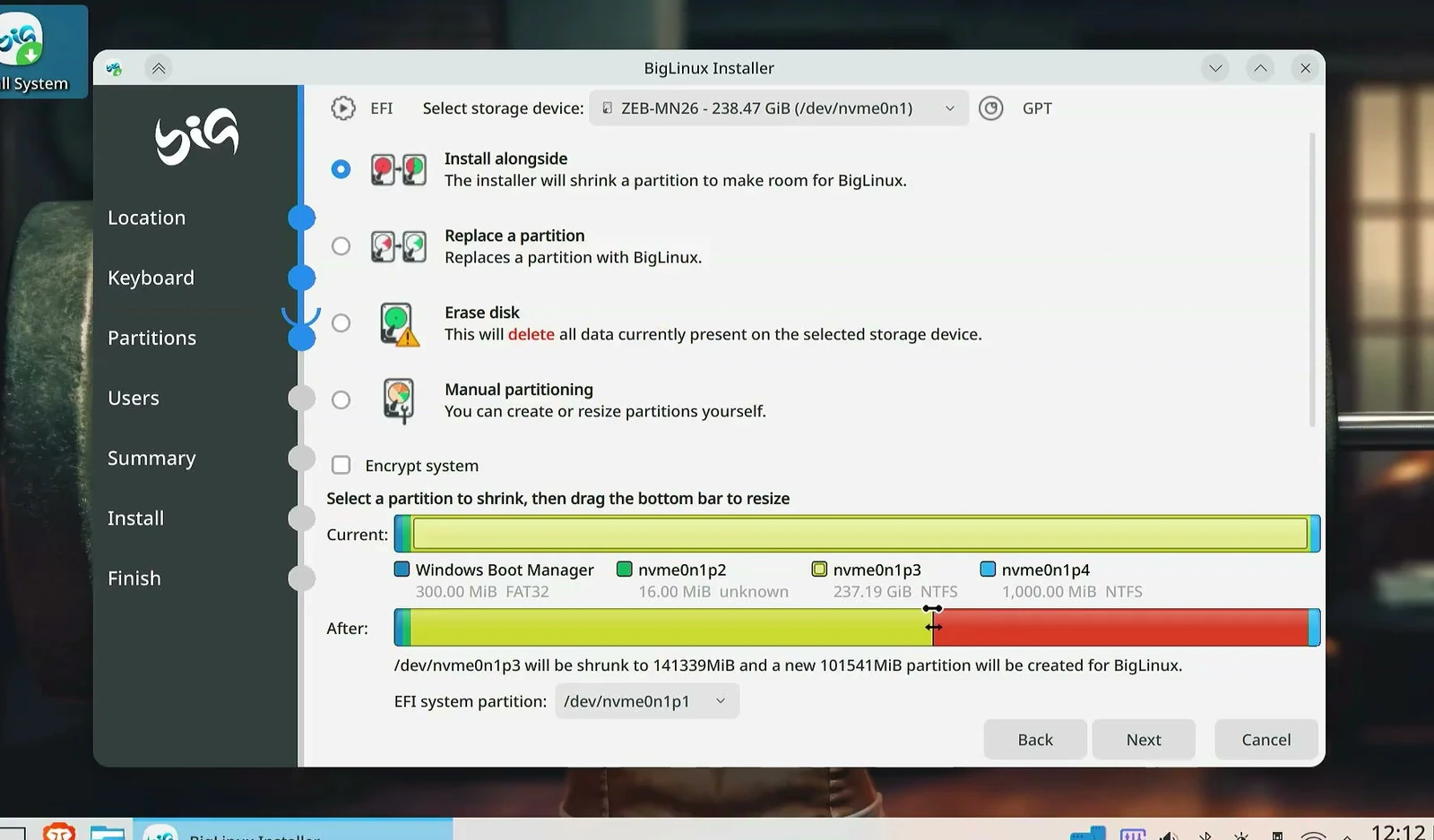 BigLinux installer showing the partition resize slider for installing alongside Windows